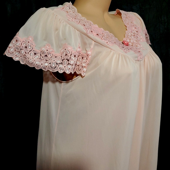 VTG SHADOWLINE Nightgown FEMININE PINK NYLON Sissy Coquette Eyelet Lace SMALL - Picture 4 of 10